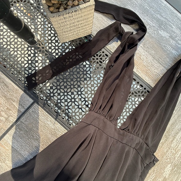 Forever 21 Dresses & Skirts - Elegant Black Halter Dress 🤍